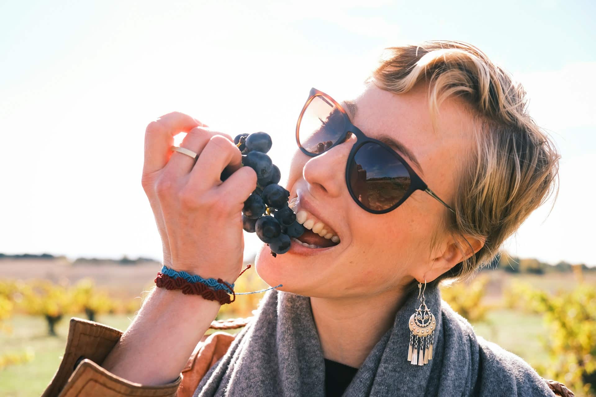 women eating with an eating disorder