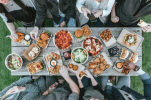 How do I know if I have an eating disorder? people eating food