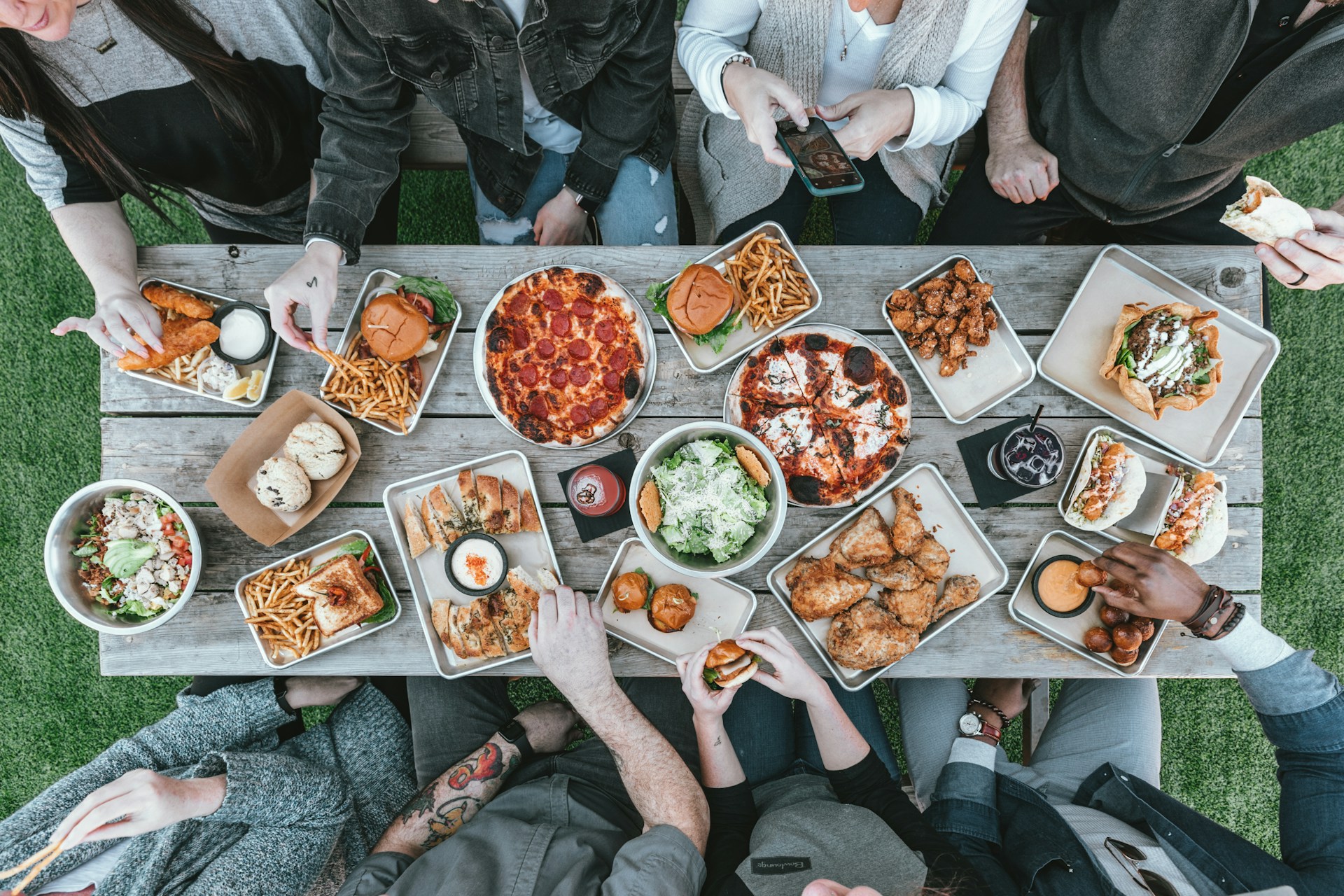 How do I know if I have an eating disorder? people eating food
